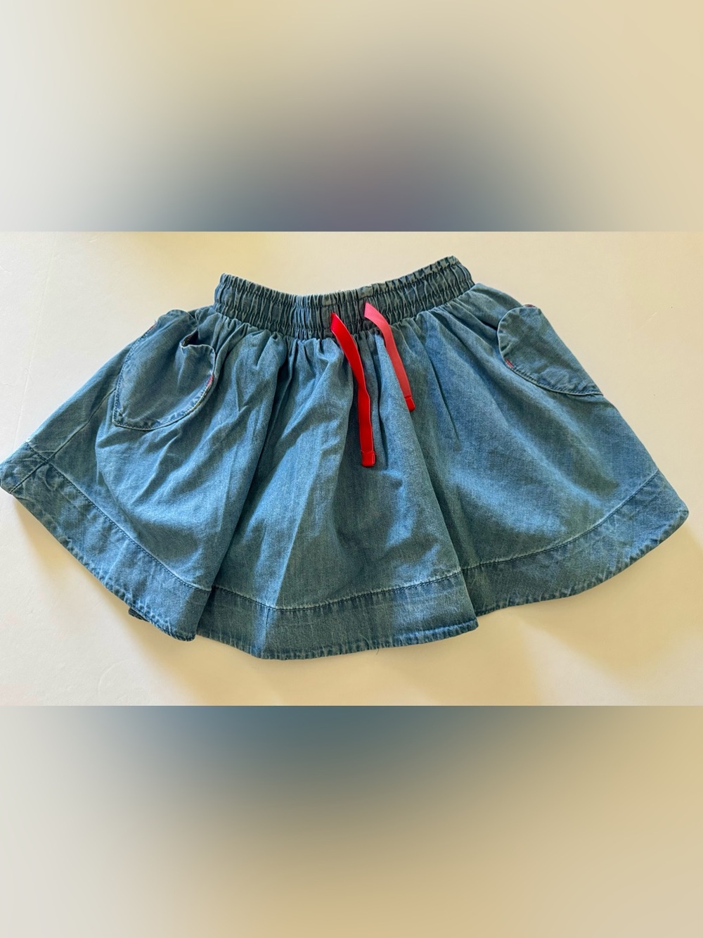 Girl 2/3 Mini Boden NWOT blue denim skirt floral lining inside. Heart pockets